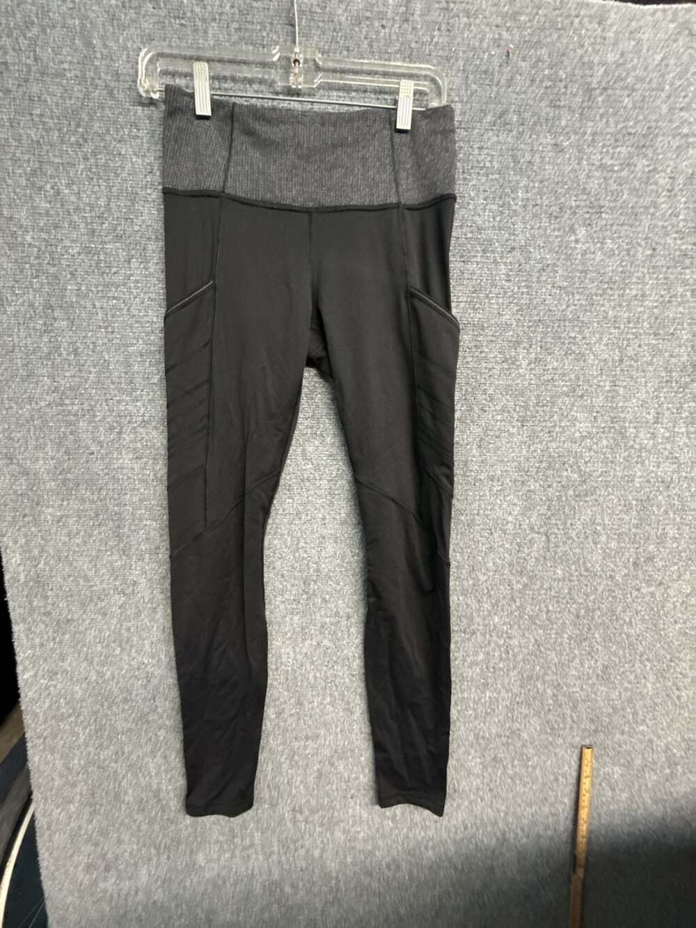 Lululemon Athletica Size 6 Black Leggings with Side Pockets